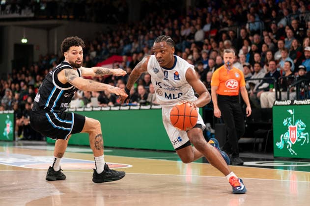 Damariae Horne (MLP Academics Heidelberg, 00) im Dribbling gegen Devon Daniels (Veolia Towers Hamburg, 21), GER, Veolia Towers Hamburg vs MLP Academics Heidelberg, Basketball, Bundesliga, Spieltag 24, Saison 2025 2026, 13.03.2026 GER, Veolia Towers Hamburg vs MLP Academics Heidelberg, Basketball, Bundesliga, Spieltag 24, Saison 2025 2026, 13.03.2026 Hamburg Copyright: xEibner-Pressefoto MaxxVincenx EP_MVN