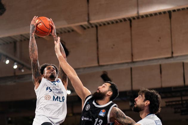 Michael Weathers (MLP Academics Heidelberg, 20) beim Korbleger, Martin Breunig (Veolia Towers Hamburg, 13), GER, Veolia Towers Hamburg vs MLP Academics Heidelberg, Basketball, Bundesliga, Spieltag 24, Saison 2025 2026, 13.03.2026 GER, Veolia Towers Hamburg vs MLP Academics Heidelberg, Basketball, Bundesliga, Spieltag 24, Saison 2025 2026, 13.03.2026 Hamburg Copyright: xEibner-Pressefoto MaxxVincenx EP_MVN