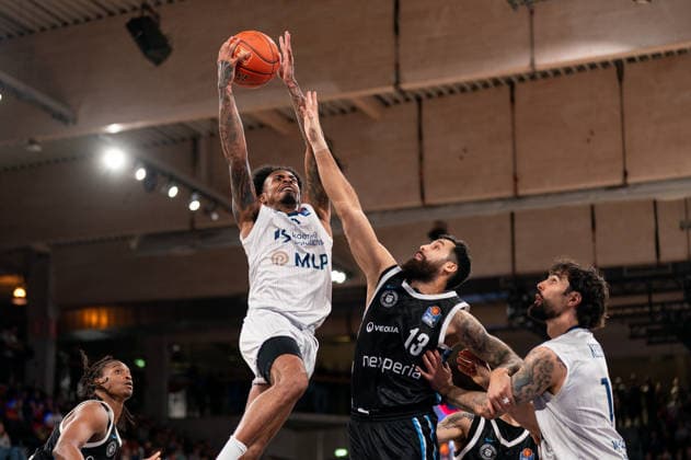 Michael Weathers (MLP Academics Heidelberg, 20) beim Korbleger, Martin Breunig (Veolia Towers Hamburg, 13), GER, Veolia Towers Hamburg vs MLP Academics Heidelberg, Basketball, Bundesliga, Spieltag 24, Saison 2025 2026, 13.03.2026 GER, Veolia Towers Hamburg vs MLP Academics Heidelberg, Basketball, Bundesliga, Spieltag 24, Saison 2025 2026, 13.03.2026 Hamburg Copyright: xEibner-Pressefoto MaxxVincenx EP_MVN