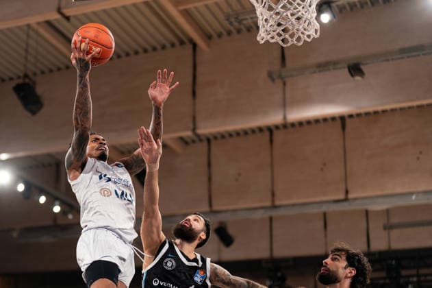 Michael Weathers (MLP Academics Heidelberg, 20) beim Korbleger, Martin Breunig (Veolia Towers Hamburg, 13), GER, Veolia Towers Hamburg vs MLP Academics Heidelberg, Basketball, Bundesliga, Spieltag 24, Saison 2025 2026, 13.03.2026 GER, Veolia Towers Hamburg vs MLP Academics Heidelberg, Basketball, Bundesliga, Spieltag 24, Saison 2025 2026, 13.03.2026 Hamburg Copyright: xEibner-Pressefoto MaxxVincenx EP_MVN