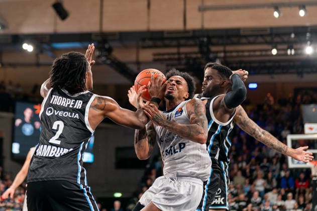 Michael Weathers (MLP Academics Heidelberg, 20) im Zweikampf, Kampf um den Ball mit Leonard Thorpe Jr. (Veolia Towers Hamburg, 02), Osaro Rich (Veolia Towers Hamburg, 03), GER, Veolia Towers Hamburg vs MLP Academics Heidelberg, Basketball, Bundesliga, Spieltag 24, Saison 2025 2026, 13.03.2026 GER, Veolia Towers Hamburg vs MLP Academics Heidelberg, Basketball, Bundesliga, Spieltag 24, Saison 2025 2026, 13.03.2026 Hamburg Copyright: xEibner-Pressefoto MaxxVincenx EP_MVN