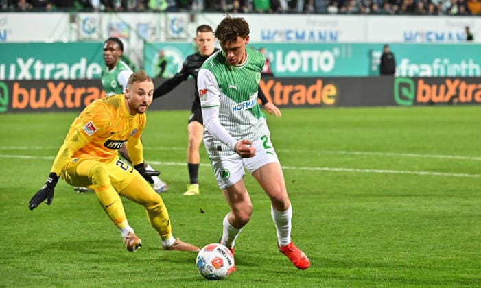 13.03.2026 - Fussball - Saison 2025 2026 - 2. Fussball - Bundesliga - 26. Spieltag: SpVgg Greuther Fürth ( Kleeblatt SGF ) - SV Elversberg SVE - Sportfoto Zink MeZi - xmexzix - DFL regulations prohibit any use of photographs as image sequences and or quasi-video - only for editorial use - Nicolas Kristof (20, SV Elversberg, links ) Lukas Reich (2, SpVgg Greuther Fürth )