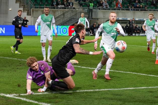 Silas Joel Pruefrock 43 (Spvgg Greuther Fuerth) foult Maximilian Rohr 31 (SV 07 Elversberg), es gibt Strafstoss fuer Elversberg, Spvgg Greuther Fuerth vs. SV Elversberg Fussball, Maenner, 2. Bundesliga, Saison 2025 2026, Rueckrunde, 26. Spieltag, 13.03.2026 DFB regulations prohibit any use of photographs as image sequences and or quasi-video Fuerth Bayern Deutschland