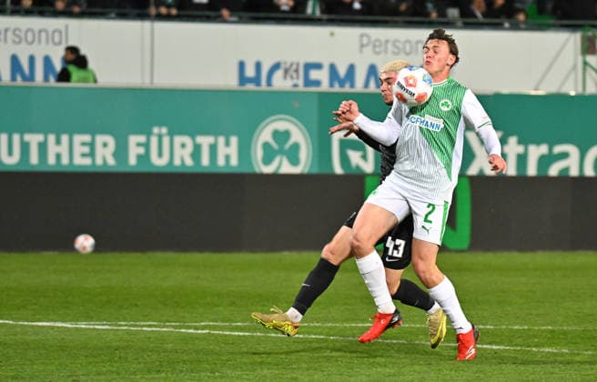 13.03.2026 - Fussball - Saison 2025 2026 - 2. Fussball - Bundesliga - 26. Spieltag: SpVgg Greuther Fürth ( Kleeblatt SGF ) - SV Elversberg SVE - Sportfoto Zink MeZi - xmexzix - DFL regulations prohibit any use of photographs as image sequences and or quasi-video - only for editorial use - Felix Keidel (43, SV Elversberg ) Lukas Reich (2, SpVgg Greuther Fürth, rechts )