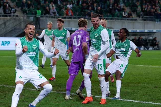 Silas Joel Pruefrock 43 (Spvgg Greuther Fuerth), Philipp Ziereis 4 (Spvgg Greuther Fuerth) und Jan Elvedi 15 (Spvgg Greuther Fuerth), Maximilian Dietz 33 (Spvgg Greuther Fuerth) und Noel Futkeu 9 (Spvgg Greuther Fuerth) freuen sich ueber den verschossenen Elfmeter, Spvgg Greuther Fuerth vs. SV Elversberg Fussball, Maenner, 2. Bundesliga, Saison 2025 2026, Rueckrunde, 26. Spieltag, 13.03.2026 DFB regulations prohibit any use of photographs as image sequences and or quasi-video Fuerth Bayern Deutschland