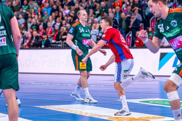Nicolaj Jorgensen (HSV Hamburg, Nr. 11) (v.l.), TSV Hannover-Burgdorf (grün) gegen HSV Hamburg (weiß) am 25. Spieltag der Saison 2025 2026 in der DAIKIN Handball-Bundesliga (13.03.2026, ZAG Arena (Hannover, GER), Copyright: xJanxGuentherx xTSVxHannover-Burgdorfx