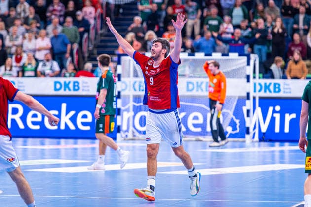 Jacob Arenth Lassen (HSV Hamburg, Nr. 9) (v.l.), TSV Hannover-Burgdorf (grün) gegen HSV Hamburg (weiß) am 25. Spieltag der Saison 2025 2026 in der DAIKIN Handball-Bundesliga (13.03.2026, ZAG Arena (Hannover, GER), Copyright: xJanxGuentherx xTSVxHannover-Burgdorfx