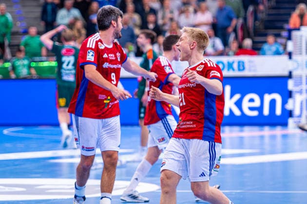 Frederik Bo Andersen (HSV Hamburg, Nr. 21) (v.l.), TSV Hannover-Burgdorf (grün) gegen HSV Hamburg (weiß) am 25. Spieltag der Saison 2025 2026 in der DAIKIN Handball-Bundesliga (13.03.2026, ZAG Arena (Hannover, GER), Copyright: xJanxGuentherx xTSVxHannover-Burgdorfx