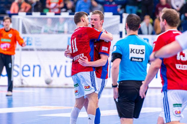 Nicolaj Jorgensen (HSV Hamburg, Nr. 11) Moritz Sauter (HSV Hamburg, Nr. 33) (v.l.), TSV Hannover-Burgdorf (grün) gegen HSV Hamburg (weiß) am 25. Spieltag der Saison 2025 2026 in der DAIKIN Handball-Bundesliga (13.03.2026, ZAG Arena (Hannover, GER), Copyright: xJanxGuentherx xTSVxHannover-Burgdorfx