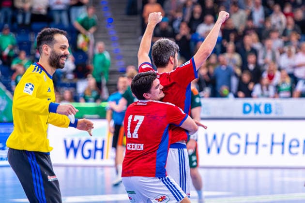 Kaj Geenen (HSV Hamburg, Nr. 17) Jacob Arenth Lassen (HSV Hamburg, Nr. 9) (v.l.), TSV Hannover-Burgdorf (grün) gegen HSV Hamburg (weiß) am 25. Spieltag der Saison 2025 2026 in der DAIKIN Handball-Bundesliga (13.03.2026, ZAG Arena (Hannover, GER), Copyright: xJanxGuentherx xTSVxHannover-Burgdorfx
