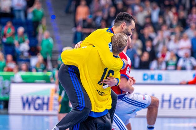 Mohamed Essam Moustafa El-Tayar (HSV Hamburg, Nr. 12) Robin Paulsen Haug (HSV Hamburg, Nr. 16) (v.l.), TSV Hannover-Burgdorf (grün) gegen HSV Hamburg (weiß) am 25. Spieltag der Saison 2025 2026 in der DAIKIN Handball-Bundesliga (13.03.2026, ZAG Arena (Hannover, GER), Copyright: xJanxGuentherx xTSVxHannover-Burgdorfx