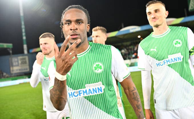 13.03.2026 - Fussball - Saison 2025 2026 - 2. Fussball - Bundesliga - 26. Spieltag: SpVgg Greuther Fürth ( Kleeblatt SGF ) - SV Elversberg SVE - Sportfoto Zink - xwoxzix - DFL regulations prohibit any use of photographs as image sequences and or quasi-video - only for editorial use - Noel Futkeu (9, SpVgg Greuther Fürth ) zeigt drei Punkte an - Jubel Freude nach Spielende
