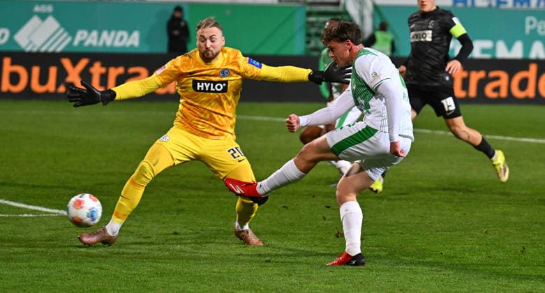 13.03.2026 - Fussball - Saison 2025 2026 - 2. Fussball - Bundesliga - 26. Spieltag: SpVgg Greuther Fürth ( Kleeblatt SGF ) - SV Elversberg SVE - Sportfoto Zink - xwoxzix - DFL regulations prohibit any use of photographs as image sequences and or quasi-video - only for editorial use - Nicolas Kristof (20, SV Elversberg ) Lukas Reich (2, SpVgg Greuther Fürth ) Chance Torchance