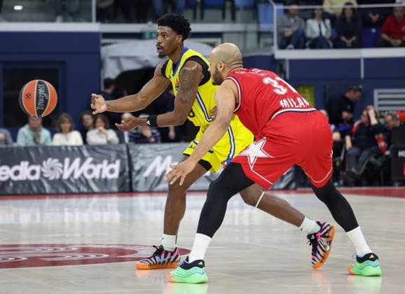 Foto IPP Roberto Bregani Milano 13 03 2026 Pallacanestro, Turkish Airlines EuroLeague 2025 2026, EA7 Emporio Armani MIlano vs Maccabi Tel Aviv. Nella foto Jimmy Clark III del Maccabi Tel Aviv in azione contro Shavon Shields dell EA7 Emporio Armani Milano. Italy Photo Press World Copyright. italy ITALY  Copyright: xR4924_italyphotopressx