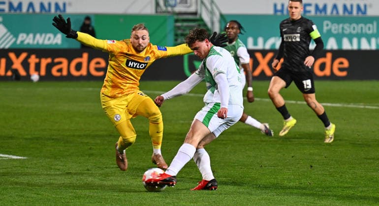 13.03.2026 - Fussball - Saison 2025 2026 - 2. Fussball - Bundesliga - 26. Spieltag: SpVgg Greuther Fürth ( Kleeblatt SGF ) - SV Elversberg SVE - Sportfoto Zink - xwoxzix - DFL regulations prohibit any use of photographs as image sequences and or quasi-video - only for editorial use - Nicolas Kristof (20, SV Elversberg ) Lukas Reich (2, SpVgg Greuther Fürth )