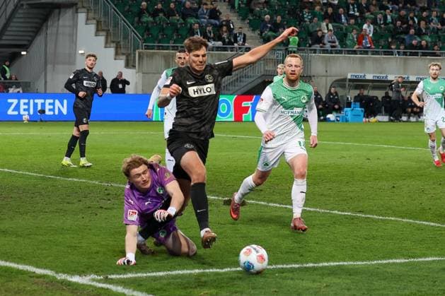 Silas Joel Pruefrock 43 (Spvgg Greuther Fuerth) foult Maximilian Rohr 31 (SV 07 Elversberg), es gibt Strafstoss fuer Elversberg, Spvgg Greuther Fuerth vs. SV Elversberg Fussball, Maenner, 2. Bundesliga, Saison 2025 2026, Rueckrunde, 26. Spieltag, 13.03.2026 DFB regulations prohibit any use of photographs as image sequences and or quasi-video Fuerth Bayern Deutschland