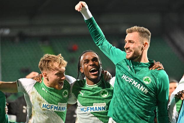 13.03.2026 - Fussball - Saison 2025 2026 - 2. Fussball - Bundesliga - 26. Spieltag: SpVgg Greuther Fürth ( Kleeblatt SGF ) - SV Elversberg SVE - Sportfoto Zink MeZi - xmexzix - DFL regulations prohibit any use of photographs as image sequences and or quasi-video - only for editorial use - Jubel Freude nach Spielende Jannik Dehm ( 23, SpVgg Greuther Fürth ) Noel Futkeu (9, SpVgg Greuther Fürth ) Dennis Srbeny (7, SpVgg Greuther Fürth, rechts )