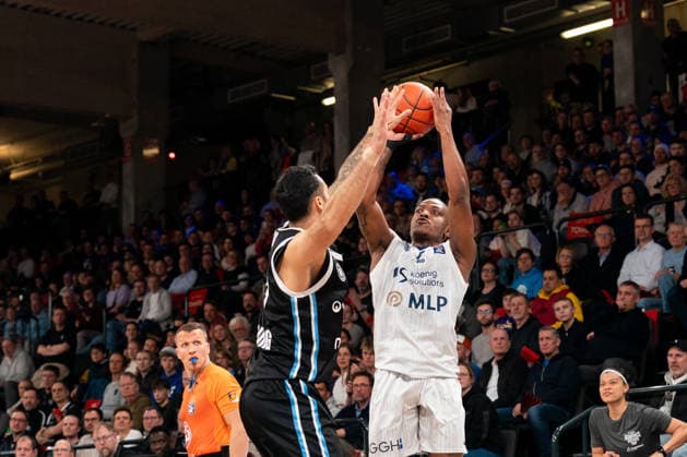 Damariae Horne (MLP Academics Heidelberg, 00) beim Wurf, Martin Breunig (Veolia Towers Hamburg, 13), GER, Veolia Towers Hamburg vs MLP Academics Heidelberg, Basketball, Bundesliga, Spieltag 24, Saison 2025 2026, 13.03.2026 GER, Veolia Towers Hamburg vs MLP Academics Heidelberg, Basketball, Bundesliga, Spieltag 24, Saison 2025 2026, 13.03.2026 Hamburg Copyright: xEibner-Pressefoto MaxxVincenx EP_MVN