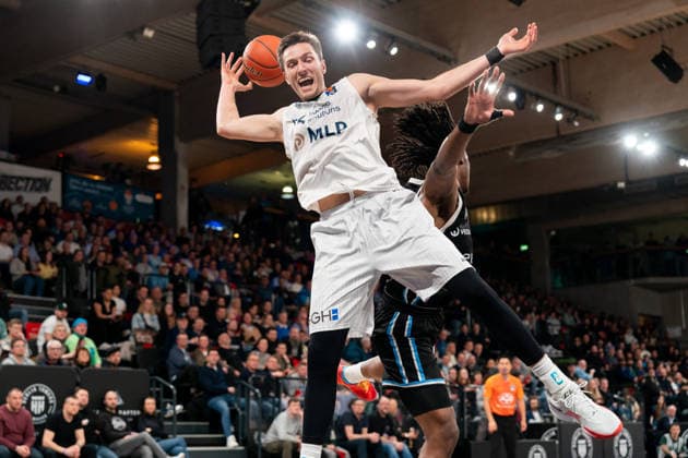 Ryan Mikesell (MLP Academics Heidelberg, 33) im Zweikampf, Kampf um den Ball mit Leonard Thorpe Jr. (Veolia Towers Hamburg, 02), GER, Veolia Towers Hamburg vs MLP Academics Heidelberg, Basketball, Bundesliga, Spieltag 24, Saison 2025 2026, 13.03.2026 GER, Veolia Towers Hamburg vs MLP Academics Heidelberg, Basketball, Bundesliga, Spieltag 24, Saison 2025 2026, 13.03.2026 Hamburg Copyright: xEibner-Pressefoto MaxxVincenx EP_MVN