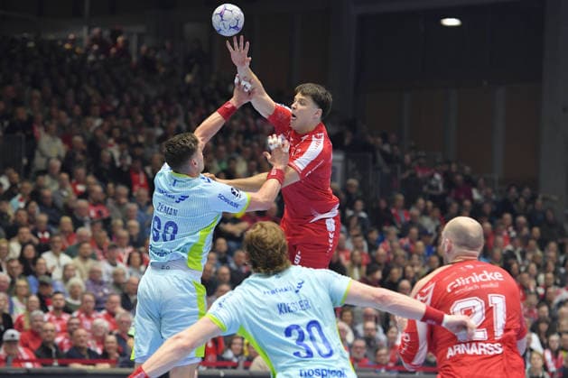 Aaron Mensing (MT Melsungen 33) (am Ball), Stepan Zeman (VfL Gummersbach 66), Tom Kiesler (VfL Gummersbach 30), Arnar Freyr Arnarsson (MT Melsungen 21) (R) , GER, MT Melsungen - VfL Gummersbach, Handball, 1. Bundesliga, 25. Spieltag, Saison 2025 2026, 13.03.2026, GER, MT Melsungen - VfL Gummersbach, Handball, 1. Bundesliga, 25. Spieltag, Saison 2025 2026, 13.03.2026 Kassel Copyright: xEibner-Pressefotox xRolandxSippex EP_RSL