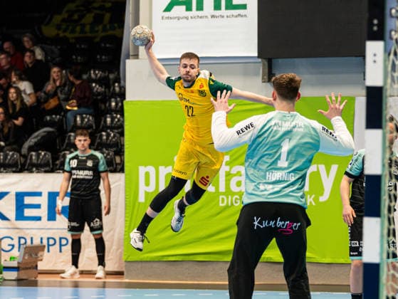 Benedikt Israel (VfL Eintracht Hagen, 22) beim Torwurf gegen Dave Hoernig (HC Oppenweiler Backnang, 01) VfL Eintracht Hagen vs. HC Oppenweiler Backnang , Handball, 2. Bundesliga, 24. Spieltag, Saison 2025 2026, 13.03.2026 VfL Eintracht Hagen vs. HC Oppenweiler Backnang , Handball, 2. Bundesliga, 24. Spieltag, Saison 2025 2026, 13.03.2026 Hagen Copyright: xEibner-Pressefoto DamianxKruczynx EP_DKI
