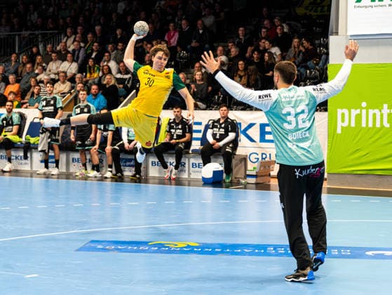 Moritz Boekenkamp (VfL Eintracht Hagen, 30) beim Torwurf gegen Janis Boieck (HC Oppenweiler Backnang, 32) VfL Eintracht Hagen vs. HC Oppenweiler Backnang , Handball, 2. Bundesliga, 24. Spieltag, Saison 2025 2026, 13.03.2026 VfL Eintracht Hagen vs. HC Oppenweiler Backnang , Handball, 2. Bundesliga, 24. Spieltag, Saison 2025 2026, 13.03.2026 Hagen Copyright: xEibner-Pressefoto DamianxKruczynx EP_DKI