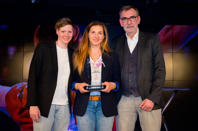 Handball: DHB-Pokal, Final 4, Empfang der Stadt Stuttgart v.li. Clara Woltering, Karolina Kudlacz-Gloc mit dem HBF-Award, Andreas Thiel Stuttgart Spard Welt Baden-Württemberg Deutschland
