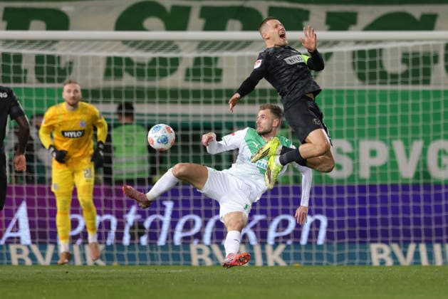 Dennis Srbeny, SGF, und Lukas Finn Pinckert, Elv, im Rückrundenspiel der Saison 2025 2026 zwischen SpVgg Greuther Fürth und SV Elversberg (2:0) in Fürth; 13 03 2026; -