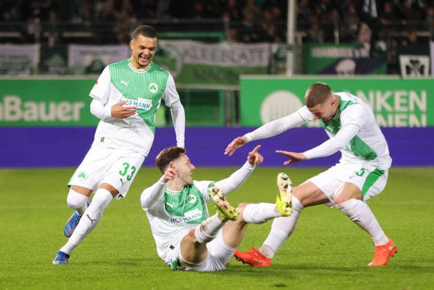 Fürther Torjubel (Maximilian Dietz, Branimir Hrgota, Reno Morris Münz) nach dem 1:0 im Rückrundenspiel der Saison 2025 2026 zwischen SpVgg Greuther Fürth und SV Elversberg (2:0) in Fürth; 13 03 2026; -