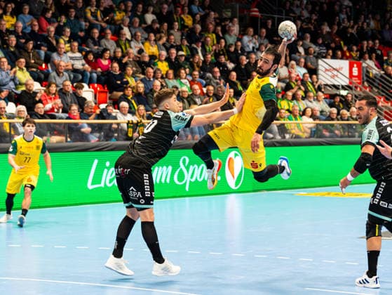 Pouya Norouzi (VfL Eintracht Hagen, 07) beim Torwurf gegen Nick Froehlich (HC Oppenweiler Backnang, 10) VfL Eintracht Hagen vs. HC Oppenweiler Backnang , Handball, 2. Bundesliga, 24. Spieltag, Saison 2025 2026, 13.03.2026 VfL Eintracht Hagen vs. HC Oppenweiler Backnang , Handball, 2. Bundesliga, 24. Spieltag, Saison 2025 2026, 13.03.2026 Hagen Copyright: xEibner-Pressefoto DamianxKruczynx EP_DKI