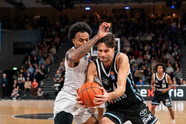 Benedikt Turudic (Veolia Towers Hamburg, 44) im Zweikampf, Kampf um den Ball mit Michael Weathers (MLP Academics Heidelberg, 20), GER, Veolia Towers Hamburg vs MLP Academics Heidelberg, Basketball, Bundesliga, Spieltag 24, Saison 2025 2026, 13.03.2026 GER, Veolia Towers Hamburg vs MLP Academics Heidelberg, Basketball, Bundesliga, Spieltag 24, Saison 2025 2026, 13.03.2026 Hamburg Copyright: xEibner-Pressefoto MaxxVincenx EP_MVN