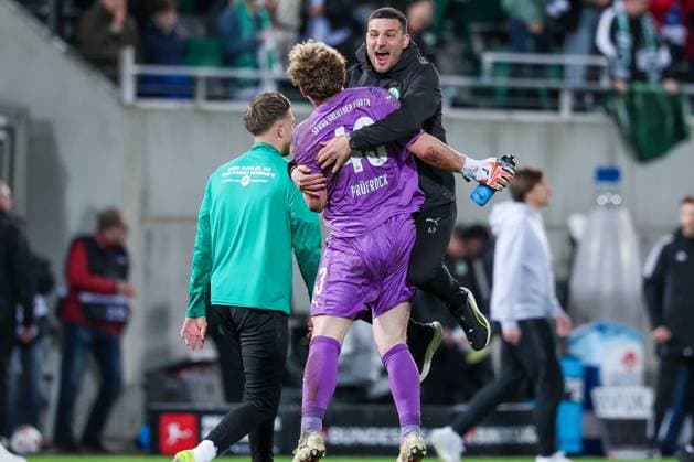 Co-Trainer Aleksandro Petrovic (Spvgg Greuther Fuerth) freut sich mit Silas Joel Pruefrock 43 (Spvgg Greuther Fuerth) nach dem Heimsieg, Spvgg Greuther Fuerth vs. SV Elversberg Fussball, Maenner, 2. Bundesliga, Saison 2025 2026, Rueckrunde, 26. Spieltag, 13.03.2026 DFB regulations prohibit any use of photographs as image sequences and or quasi-video Fuerth Bayern Deutschland