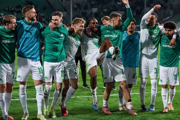 Schlussjubel der Fuerther bei den Fans, ausgelassene Freude bei Branimir Hrgota 10 (Spvgg Greuther Fuerth), Jannik Dehm 23 (Spvgg Greuther Fuerth), Noel Futkeu 9 (Spvgg Greuther Fuerth), Dennis Srbeny 7 (Spvgg Greuther Fuerth), Maximilian Dietz 33 (Spvgg Greuther Fuerth), Aiman Dardari 11 (Spvgg Greuther Fuerth), Jan Elvedi 15 (Spvgg Greuther Fuerth), Spvgg Greuther Fuerth vs. SV Elversberg Fussball, Maenner, 2. Bundesliga, Saison 2025 2026, Rueckrunde, 26. Spieltag, 13.03.2026 DFB regulations prohibit any use of photographs as image sequences and or quasi-video Fuerth Bayern Deutschland