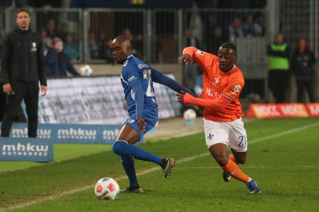 13.03.2026, xgox, Fussball 2. Bundesliga, 1. FC Magdeburg - SV Darsmtadt 98 emspor, v.l. Silas Gnaka (Magdeburg, 25), Merveille Papela (Darmstadt, 21) Zweikampf, Duell, Kampf, tackle (DFL DFB REGULATIONS PROHIBIT ANY USE OF PHOTOGRAPHS as IMAGE SEQUENCES and or QUASI-VIDEO) Magdeburg