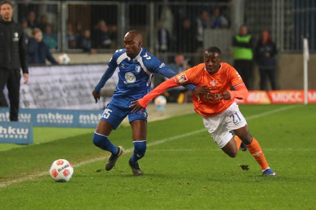 13.03.2026, xgox, Fussball 2. Bundesliga, 1. FC Magdeburg - SV Darsmtadt 98 emspor, v.l. Silas Gnaka (Magdeburg, 25), Merveille Papela (Darmstadt, 21) Zweikampf, Duell, Kampf, tackle (DFL DFB REGULATIONS PROHIBIT ANY USE OF PHOTOGRAPHS as IMAGE SEQUENCES and or QUASI-VIDEO) Magdeburg