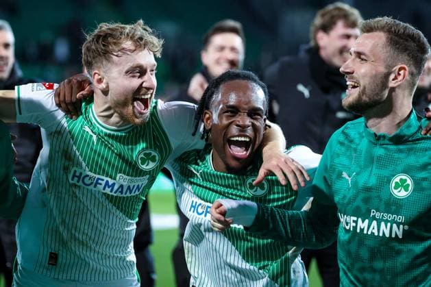 Ausgelassene Freude bei Jannik Dehm 23 (Spvgg Greuther Fuerth), Noel Futkeu 9 (Spvgg Greuther Fuerth) und Dennis Srbeny 7 (Spvgg Greuther Fuerth) bei den Fans, Spvgg Greuther Fuerth vs. SV Elversberg Fussball, Maenner, 2. Bundesliga, Saison 2025 2026, Rueckrunde, 26. Spieltag, 13.03.2026 DFB regulations prohibit any use of photographs as image sequences and or quasi-video Fuerth Bayern Deutschland