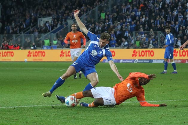 13.03.2026, xgox, Fussball 2. Bundesliga, 1. FC Magdeburg - SV Darsmtadt 98 emspor, v.l. Alexander Nollenberger (Magdeburg, 17), Merveille Papela (Darmstadt, 21) Zweikampf, Duell, Kampf, tackle (DFL DFB REGULATIONS PROHIBIT ANY USE OF PHOTOGRAPHS as IMAGE SEQUENCES and or QUASI-VIDEO) Magdeburg