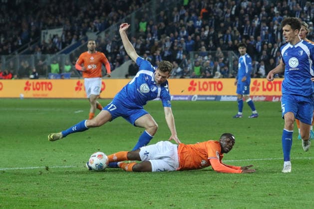 13.03.2026, xgox, Fussball 2. Bundesliga, 1. FC Magdeburg - SV Darsmtadt 98 emspor, v.l. Alexander Nollenberger (Magdeburg, 17), Merveille Papela (Darmstadt, 21) Zweikampf, Duell, Kampf, tackle (DFL DFB REGULATIONS PROHIBIT ANY USE OF PHOTOGRAPHS as IMAGE SEQUENCES and or QUASI-VIDEO) Magdeburg