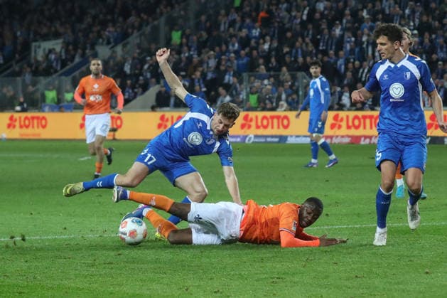 13.03.2026, xgox, Fussball 2. Bundesliga, 1. FC Magdeburg - SV Darsmtadt 98 emspor, v.l. Alexander Nollenberger (Magdeburg, 17), Merveille Papela (Darmstadt, 21) Zweikampf, Duell, Kampf, tackle (DFL DFB REGULATIONS PROHIBIT ANY USE OF PHOTOGRAPHS as IMAGE SEQUENCES and or QUASI-VIDEO) Magdeburg