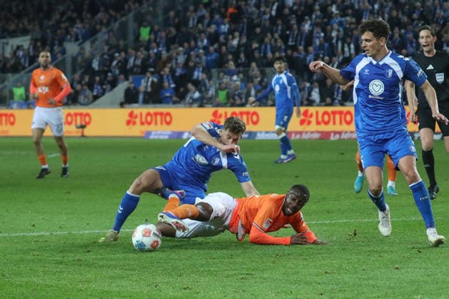 13.03.2026, xgox, Fussball 2. Bundesliga, 1. FC Magdeburg - SV Darsmtadt 98 emspor, v.l. Alexander Nollenberger (Magdeburg, 17), Merveille Papela (Darmstadt, 21) Zweikampf, Duell, Kampf, tackle (DFL DFB REGULATIONS PROHIBIT ANY USE OF PHOTOGRAPHS as IMAGE SEQUENCES and or QUASI-VIDEO) Magdeburg