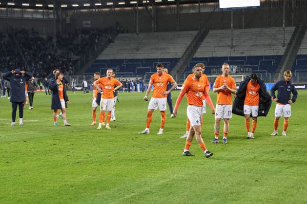 13.03.2026, xgox, Fussball 2. Bundesliga, 1. FC Magdeburg - SV Darsmtadt 98 emspor, v.l. Darmstadt enttaeuscht, enttäuscht, schaut enttaeuscht, niedergeschlagen, disappointed (DFL DFB REGULATIONS PROHIBIT ANY USE OF PHOTOGRAPHS as IMAGE SEQUENCES and or QUASI-VIDEO) Magdeburg