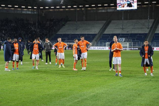 13.03.2026, xgox, Fussball 2. Bundesliga, 1. FC Magdeburg - SV Darsmtadt 98 emspor, v.l. Darmstadt enttaeuscht, enttäuscht, schaut enttaeuscht, niedergeschlagen, disappointed (DFL DFB REGULATIONS PROHIBIT ANY USE OF PHOTOGRAPHS as IMAGE SEQUENCES and or QUASI-VIDEO) Magdeburg