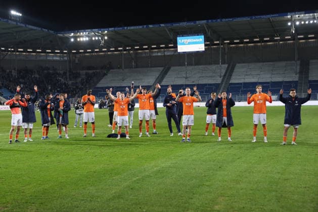 13.03.2026, xgox, Fussball 2. Bundesliga, 1. FC Magdeburg - SV Darsmtadt 98 emspor, v.l. Darmstadt enttaeuscht, enttäuscht, schaut enttaeuscht, niedergeschlagen, disappointed (DFL DFB REGULATIONS PROHIBIT ANY USE OF PHOTOGRAPHS as IMAGE SEQUENCES and or QUASI-VIDEO) Magdeburg