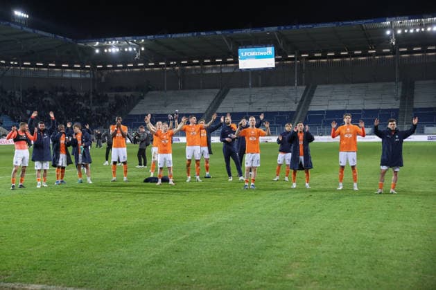 13.03.2026, xgox, Fussball 2. Bundesliga, 1. FC Magdeburg - SV Darsmtadt 98 emspor, v.l. Darmstadt enttaeuscht, enttäuscht, schaut enttaeuscht, niedergeschlagen, disappointed (DFL DFB REGULATIONS PROHIBIT ANY USE OF PHOTOGRAPHS as IMAGE SEQUENCES and or QUASI-VIDEO) Magdeburg
