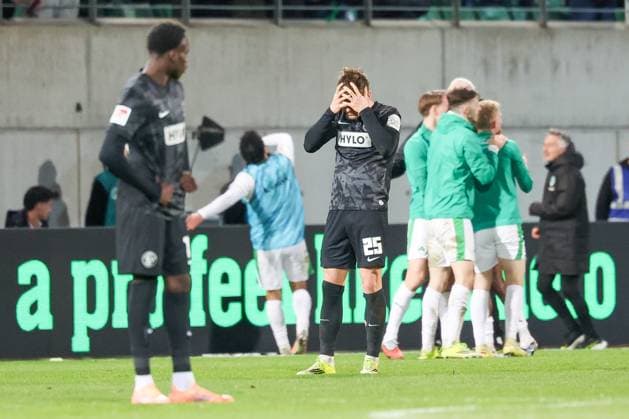 Torjubel der Mannschaft (Spvgg Greuther Fuerth), Jubeltraube nach dem Tor von Lukas Reich 2 (Spvgg Greuther Fuerth) zum 2:0, Enttaeuschung, Frust bei Lukas Petkov 25 (SV 07 Elversberg), Freude, Spvgg Greuther Fuerth vs. SV Elversberg Fussball, Maenner, 2. Bundesliga, Saison 2025 2026, Rueckrunde, 26. Spieltag, 13.03.2026 DFB regulations prohibit any use of photographs as image sequences and or quasi-video Fuerth Bayern Deutschland