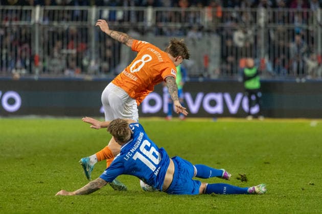 Deutschland, 2.Bundesliga, Saison 2025 2026, 26. Spieltag, Avnet-Arena, 1.FC Magdeburg vs SV Darmstadt 98, Marseiler Luca (SV Darmstadt 98, 8) im Zweikampf gegen Mathisen Marcus (1. FC Magdeburg, 16)