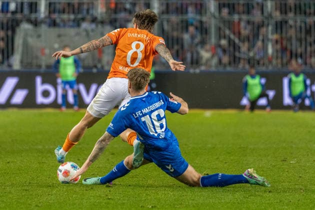 Deutschland, 2.Bundesliga, Saison 2025 2026, 26. Spieltag, Avnet-Arena, 1.FC Magdeburg vs SV Darmstadt 98, Marseiler Luca (SV Darmstadt 98, 8) im Zweikampf gegen Mathisen Marcus (1. FC Magdeburg, 16)