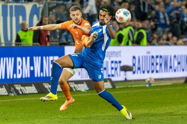 Deutschland, 2.Bundesliga, Saison 2025 2026, 26. Spieltag, Avnet-Arena, 1.FC Magdeburg vs SV Darmstadt 98, Nurnberger Fabian (SV Darmstadt 98, 15) im Kopfball Duell gegen Ghrieb Rayan (1. FC Magdeburg, 29)