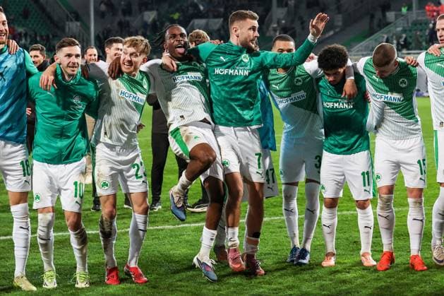 Schlussjubel der Fuerther bei den Fans, ausgelassene Freude bei Branimir Hrgota 10 (Spvgg Greuther Fuerth), Jannik Dehm 23 (Spvgg Greuther Fuerth), Noel Futkeu 9 (Spvgg Greuther Fuerth), Dennis Srbeny 7 (Spvgg Greuther Fuerth), Maximilian Dietz 33 (Spvgg Greuther Fuerth), Aiman Dardari 11 (Spvgg Greuther Fuerth), Jan Elvedi 15 (Spvgg Greuther Fuerth), Spvgg Greuther Fuerth vs. SV Elversberg Fussball, Maenner, 2. Bundesliga, Saison 2025 2026, Rueckrunde, 26. Spieltag, 13.03.2026 DFB regulations prohibit any use of photographs as image sequences and or quasi-video Fuerth Bayern Deutschland
