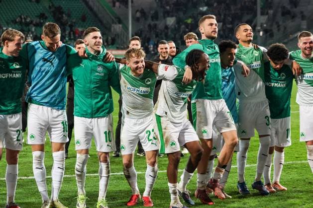 Schlussjubel der Fuerther bei den Fans, ausgelassene Freude bei Branimir Hrgota 10 (Spvgg Greuther Fuerth), Jannik Dehm 23 (Spvgg Greuther Fuerth), Noel Futkeu 9 (Spvgg Greuther Fuerth), Dennis Srbeny 7 (Spvgg Greuther Fuerth), Maximilian Dietz 33 (Spvgg Greuther Fuerth), Aiman Dardari 11 (Spvgg Greuther Fuerth), Jan Elvedi 15 (Spvgg Greuther Fuerth), Spvgg Greuther Fuerth vs. SV Elversberg Fussball, Maenner, 2. Bundesliga, Saison 2025 2026, Rueckrunde, 26. Spieltag, 13.03.2026 DFB regulations prohibit any use of photographs as image sequences and or quasi-video Fuerth Bayern Deutschland